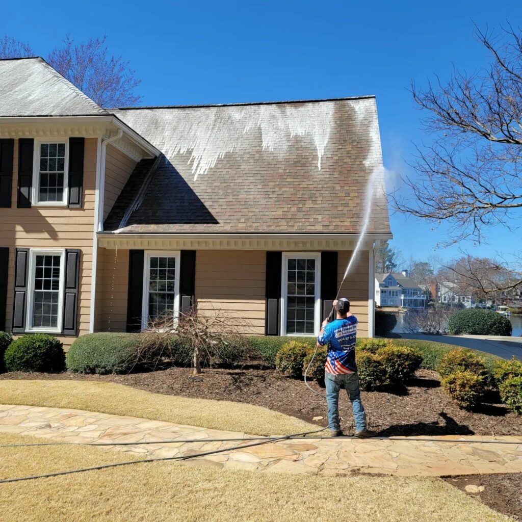 Dawsonville, Ga: Pressure washing Company cleaning a roof for mildew and mold